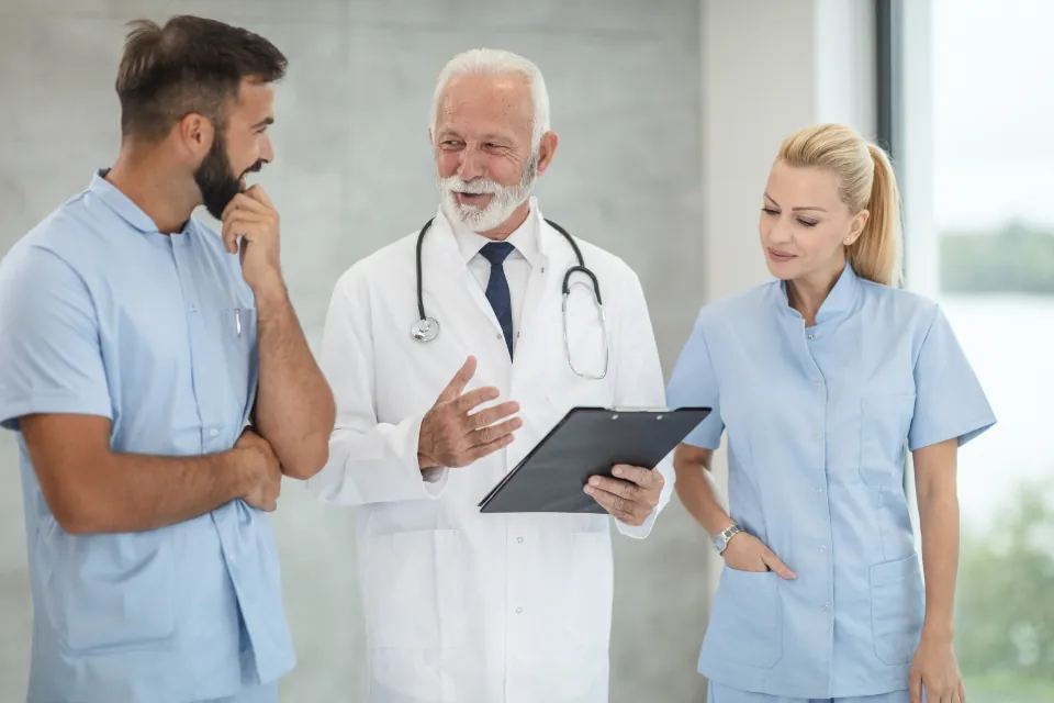 Un’équipe medica discute un caso