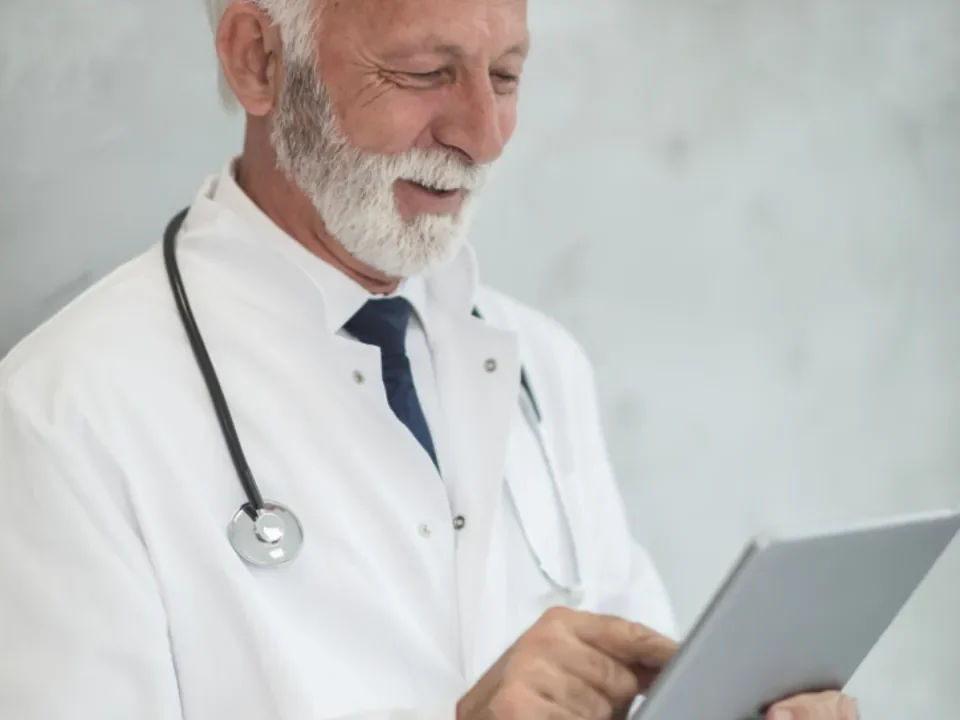Un medico consulta una cartella clinica