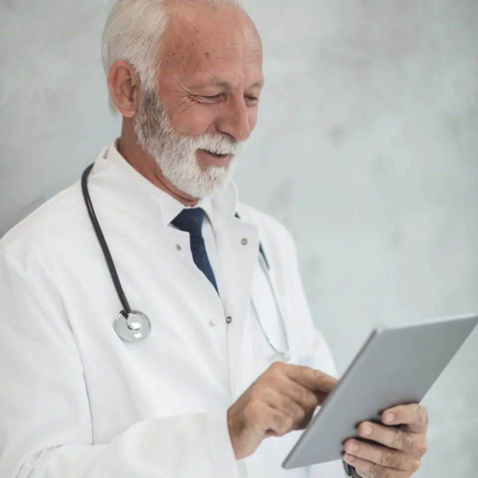 Un medico consulta una cartella clinica