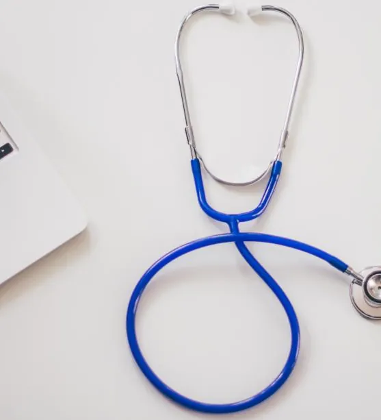 Uno stetoscopio sulla scrivania dello studio medico
